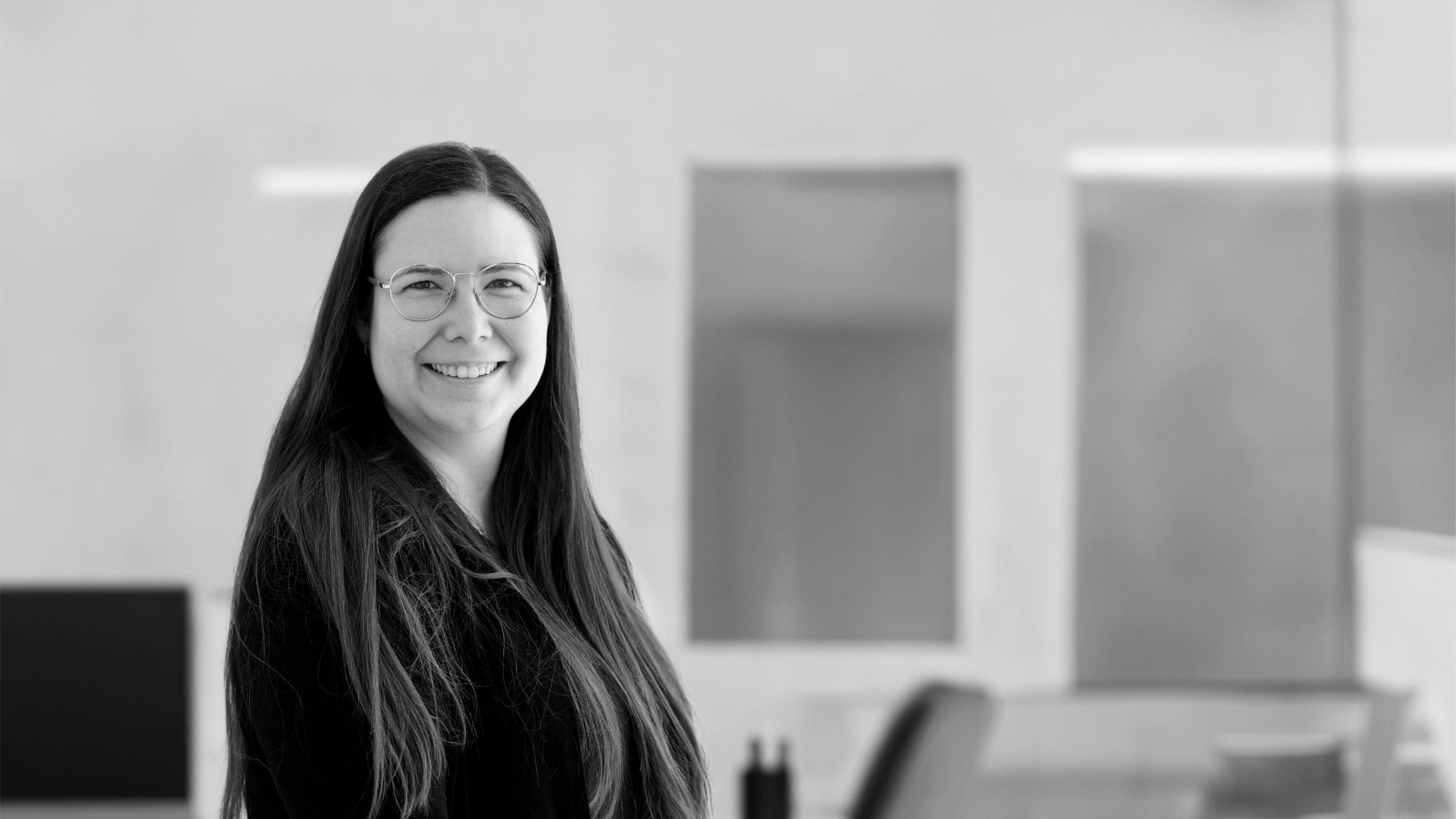 schwarz-weißes Headerbild einer Mitarbeiterin