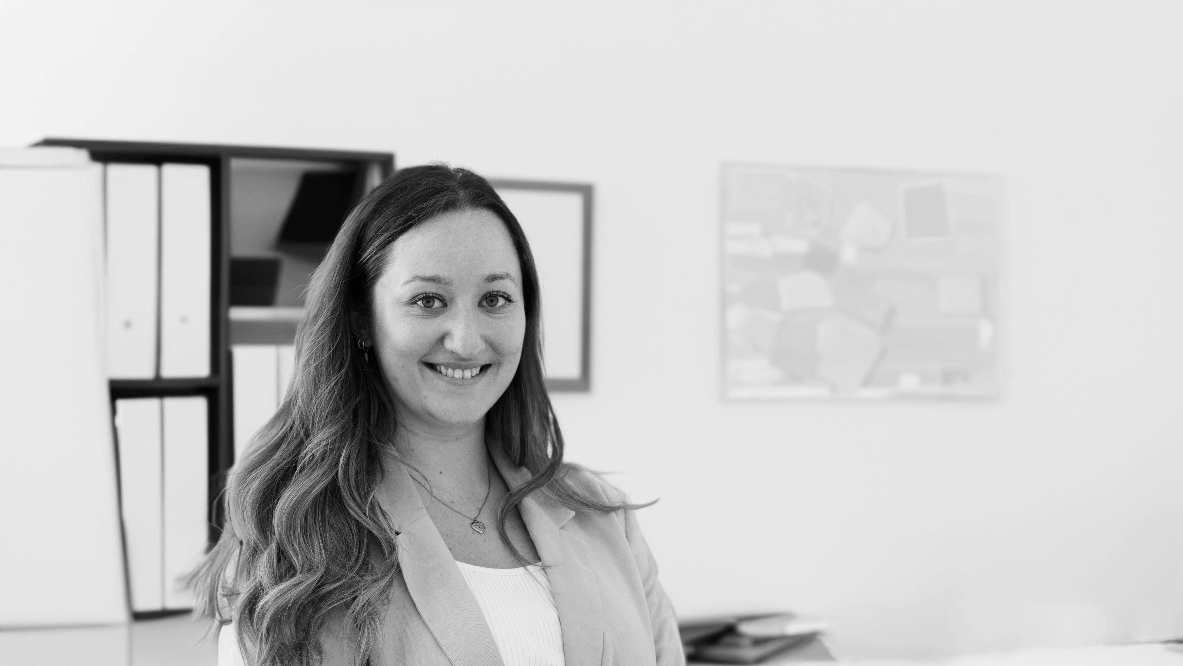 schwarz-weißes Headerbild einer Mitarbeiterin