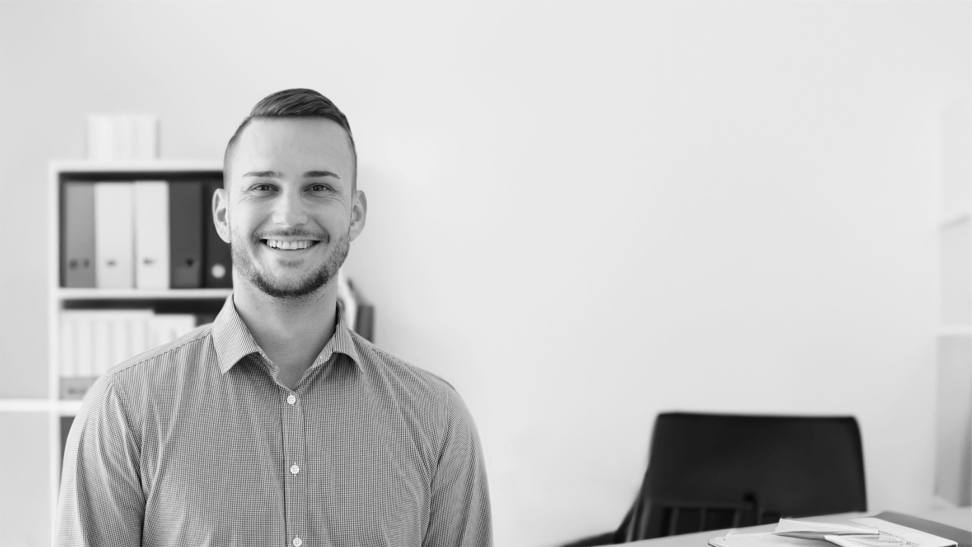 schwarz-weißes Headerbild von einem Mitarbeiter