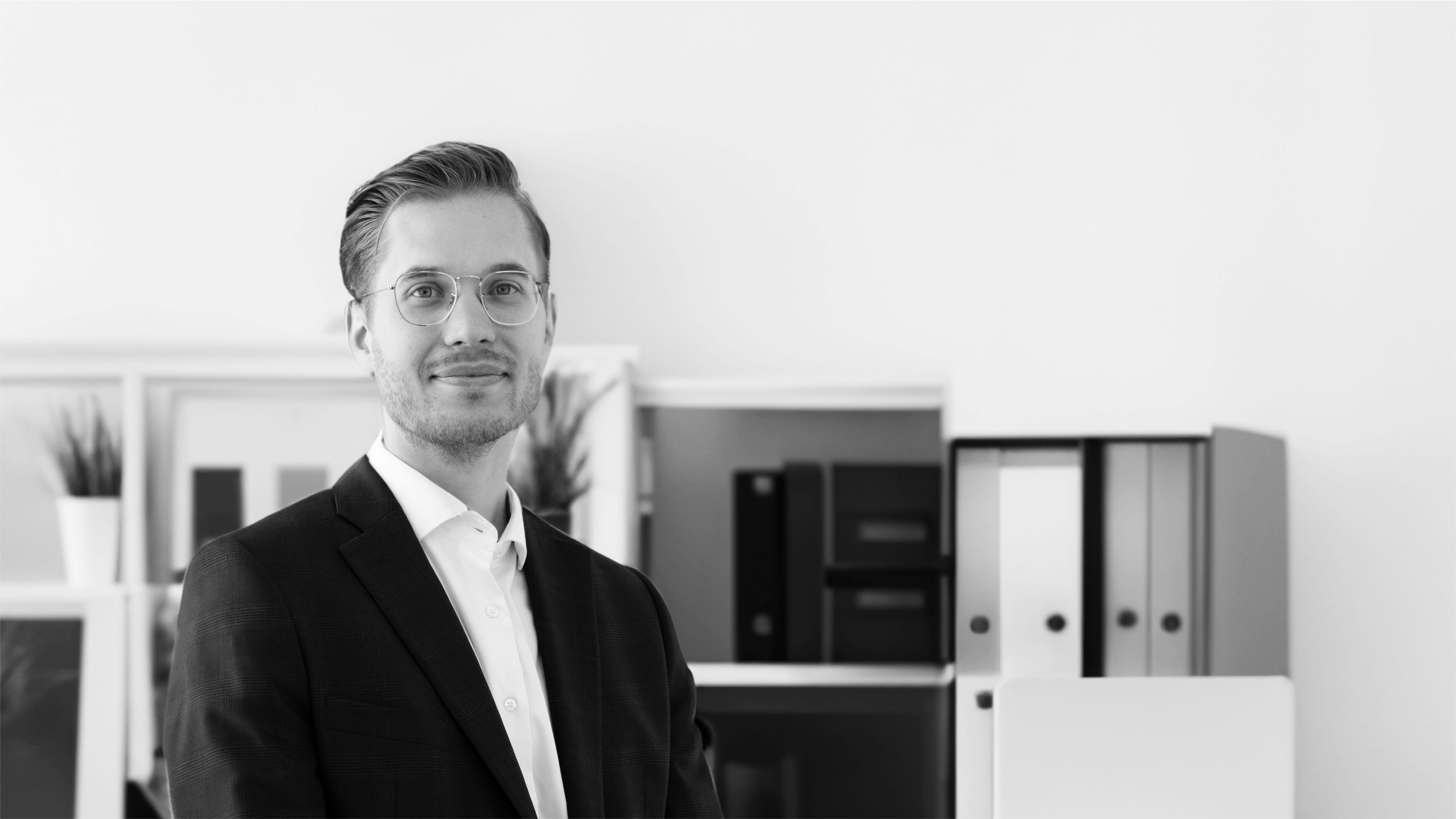 schwarz-weißes Headerbild einer Mitarbeiterin